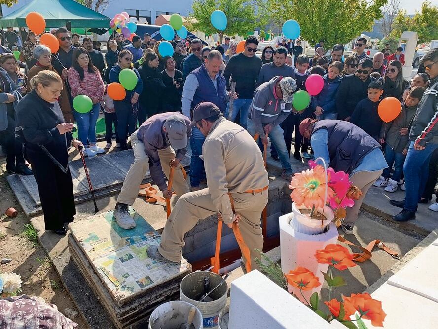 Los asistentes soltaron globos de colores cuando Ociel Baena fue sepultado. Foto: Francisco Rodríguez | El Universal