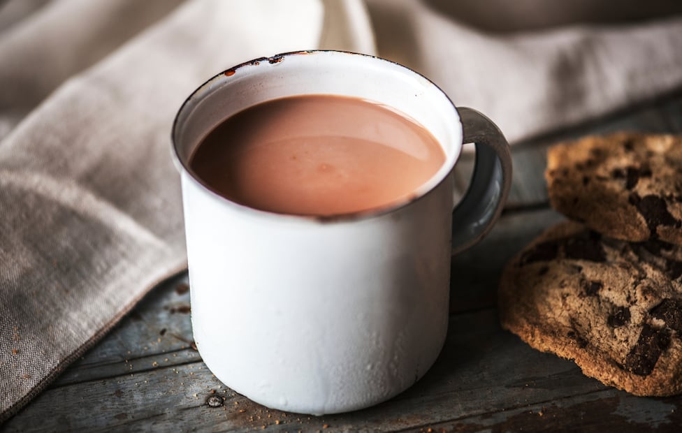 Servir una taza de atole de avena y chocolate bien caliente es ideal para iniciar las mañanas con energía. Foto: Magnific.