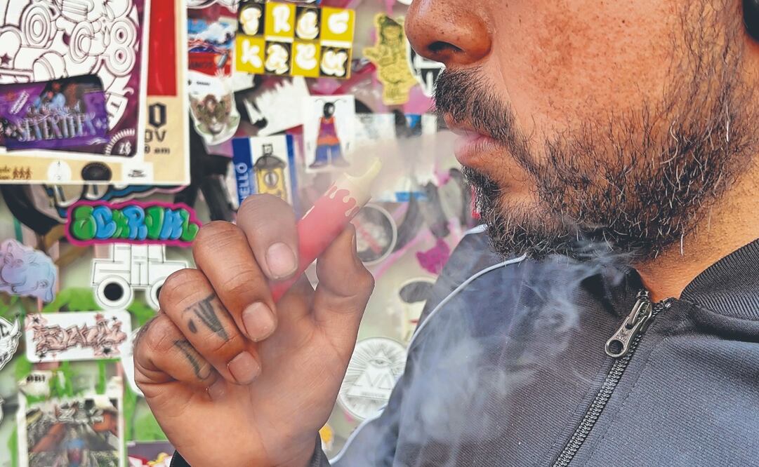 Vapeadores desde 30 pesos se ofertan en las calles del Centro de la CDMX, donde los locales han sido rebasados por la cantidad de consumidores. Foto: Berenice Fregoso/ EL UNIVERSAL