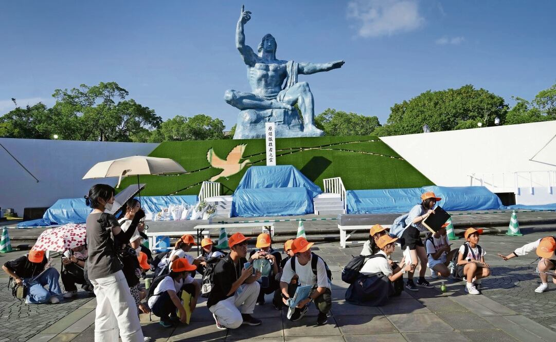 Visitantes en el Parque de la Paz, luego de una alerta de sismo en Nagasaki. Foto: AP