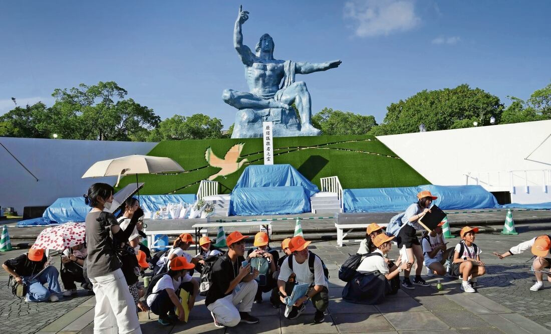 Visitantes en el Parque de la Paz, luego de una alerta de sismo en Nagasaki. Foto: AP