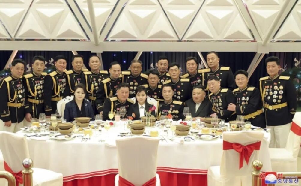 Líder de Norcorea y su hija visitan un cuartel por 75 aniversario del ejército