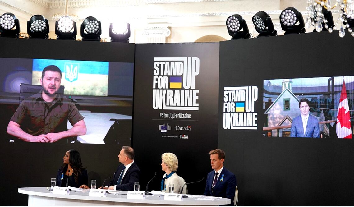 La iniciativa, promovida por la UE y el primer ministro canadiense, Justin Trudeau, busca conseguir fondos para ayudar a los desplazados internos en Ucrania y los refugiados que huyeron del país por la guerra. Foto: AFP