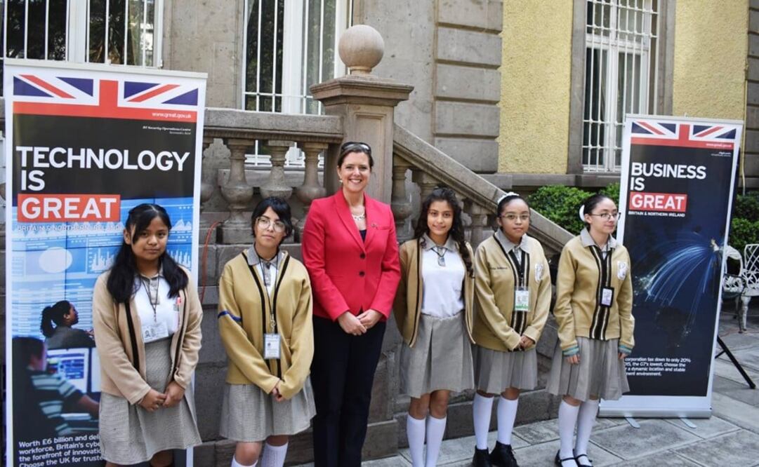 The students won a contest organized by the UK embassy - Photo: Taken from the UK Embassy Facebook page