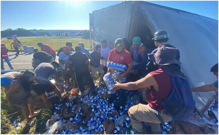 Nuevo acto de rapiña, ahora en Campeche; camión cargado de cerveza vuelca en carretera y vecinos arrasan con todo