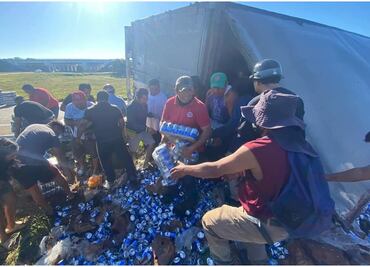 Nuevo acto de rapiña, ahora en Campeche; camión cargado de cerveza vuelca en carretera y vecinos arrasan con todo