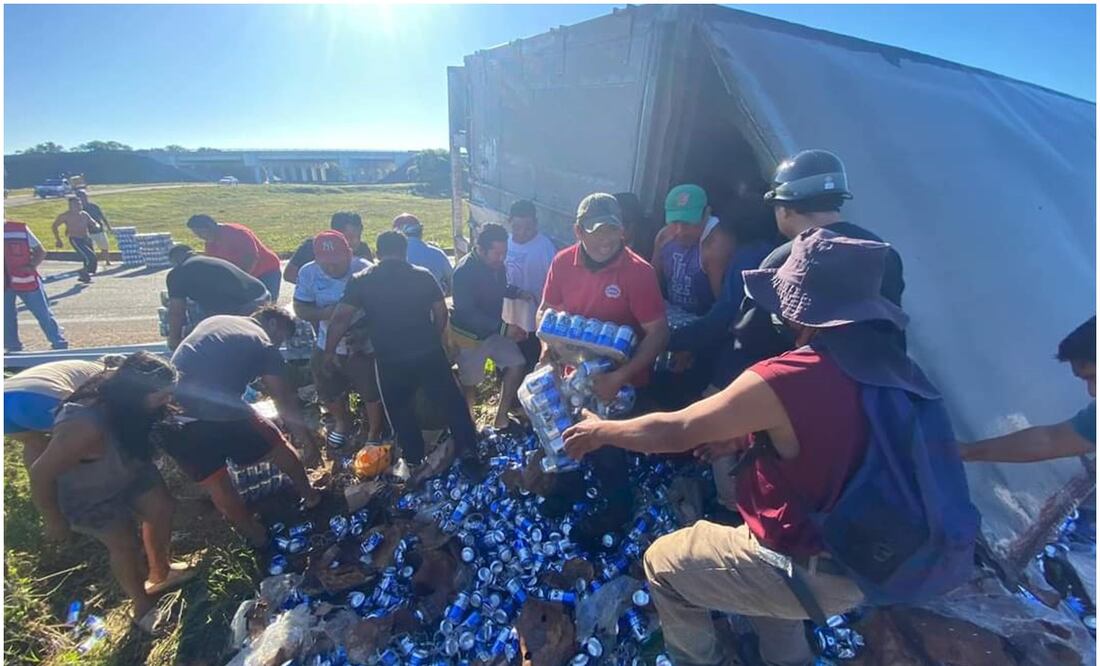 Vuelca camión cargado de cerveza en carretera Mérida-Campeche (28/11/2024): Foto: Especial