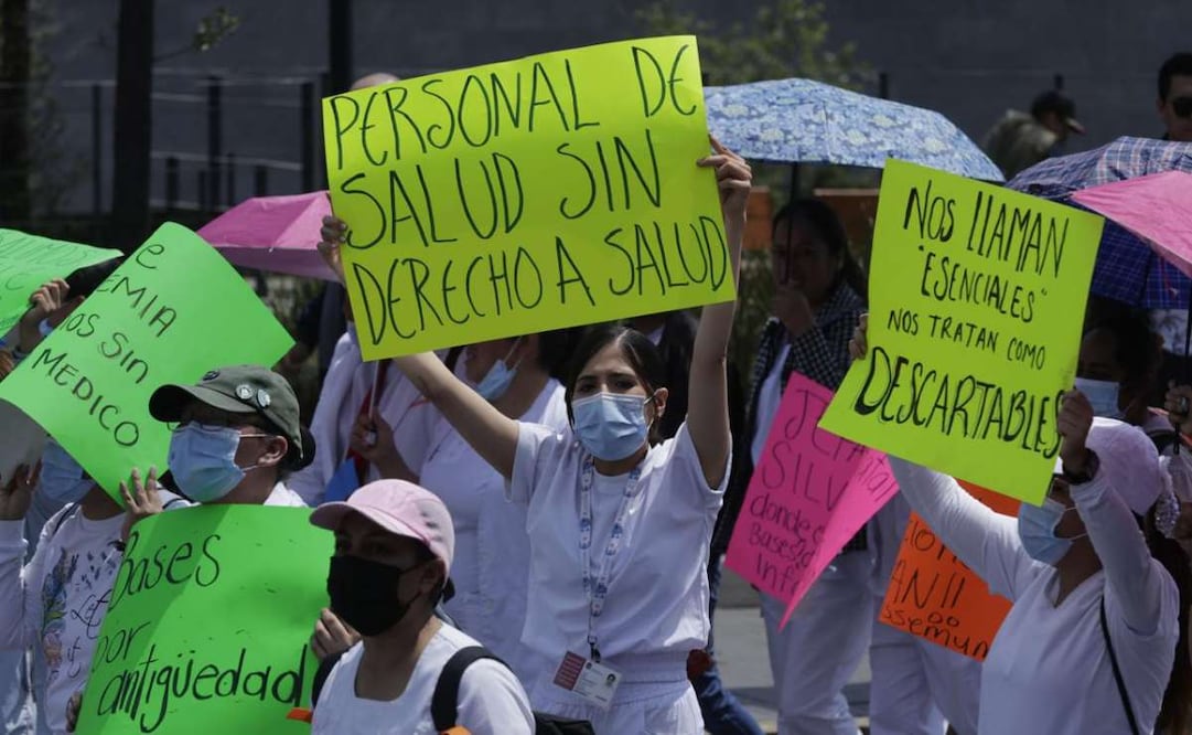 Personal del Issemym bloquean avenida Alfredo del Mazo en Edomex; exigen mejores condiciones laborales. Foto: Jorge Alvarado. EL UNIVERSAL