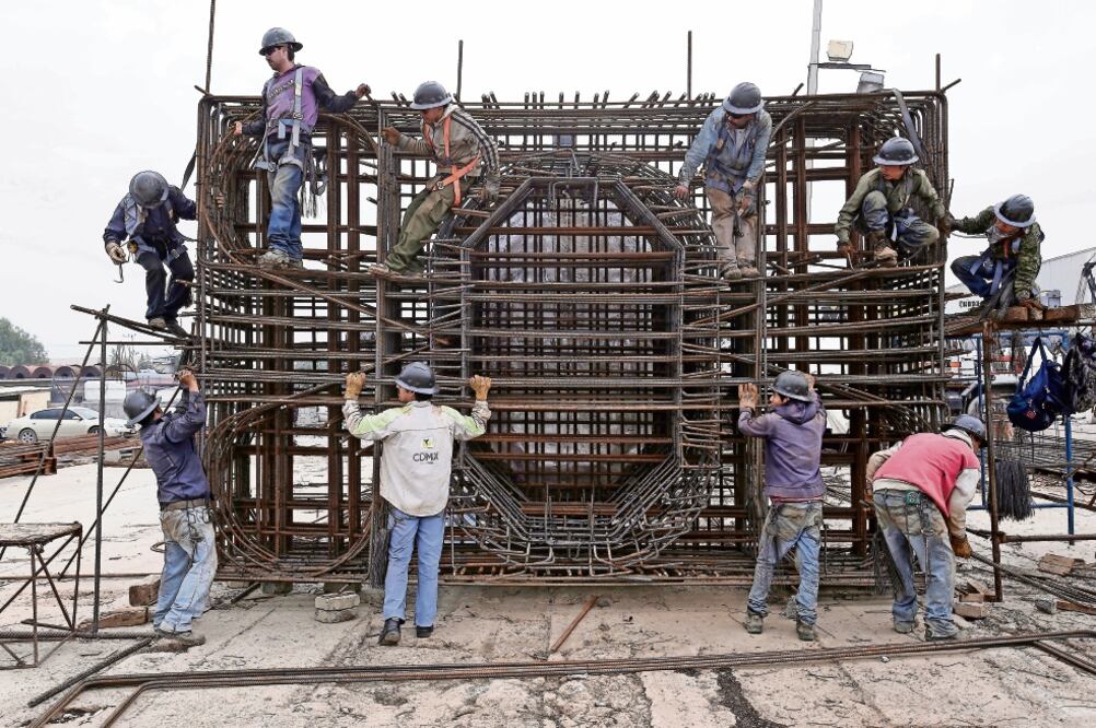 El proceso para la creación de las trabes es completamente artesanal, cada trabajador debe encajar cada una de las varillas hasta formar el esqueleto de un monstruo que puede medir hasta 13 metros de alto y pesar 400 toneladas (ALEJANDRO ACOSTA)