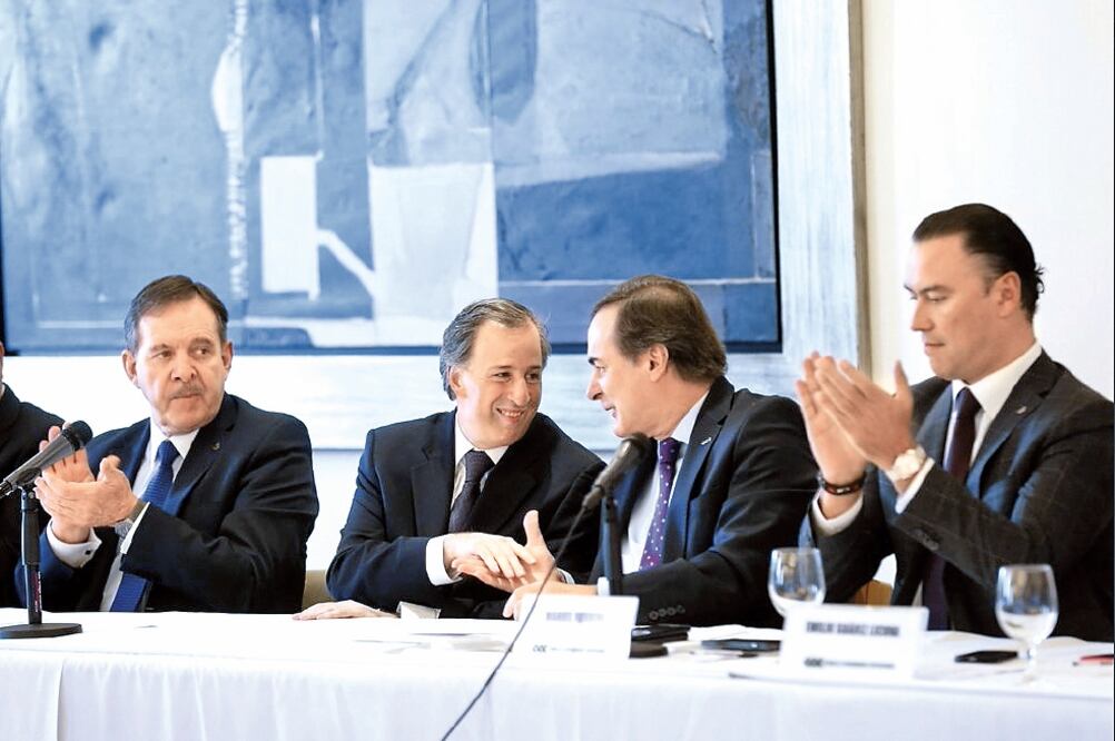 En reunión con líderes del CCE, José Antonio Meade, titular de la Sedesol (segundo de izq. a der.), dijo que se busca evitar que recursos materiales y económicos de la dependencia sean usados con fines electorales el 5 de junio (TOMADA DE TWITTER @JOSEAM)