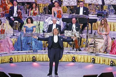 Rieu hace festejo doble