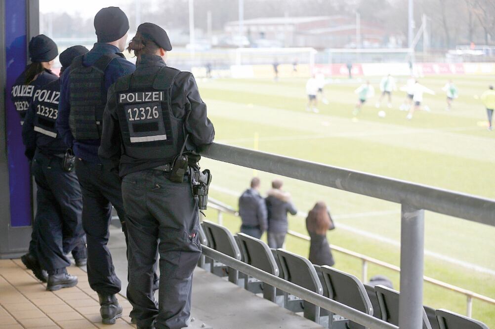 Las medidas de seguridad en los recintos futboleros son muy elevadas (HANNIBAL HANSCHKE. REUTERS)