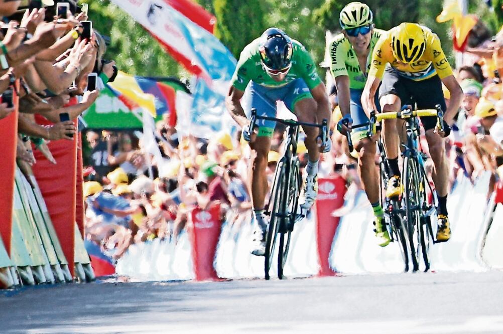 Peter Sagan (izq.) y Froome llegan a la meta en la etapa 11 del Tour galo (CHRISTOPHE ENA. AP)