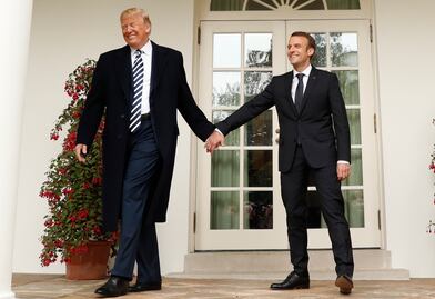 Besos, abrazos y sonrisas... Trump y Macron muestran su "muy especial amistad"