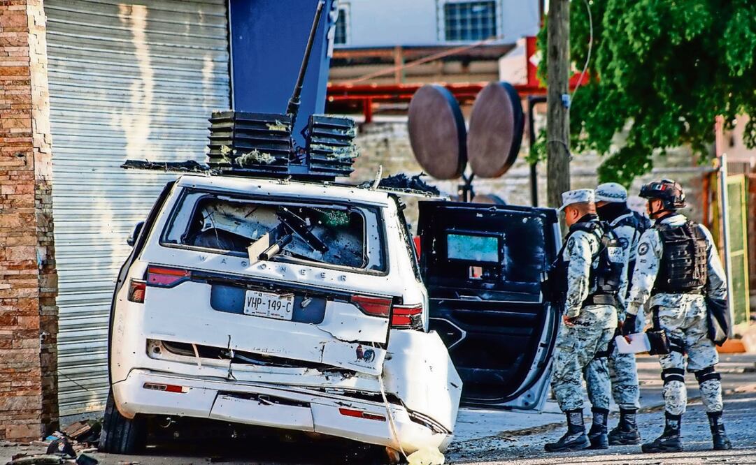 Autoridades federales aseguran una camioneta baleada, presuntamente propiedad del grupo delictivo de Los Chapos. Foto: José Betanzos / CUARTOSCURO