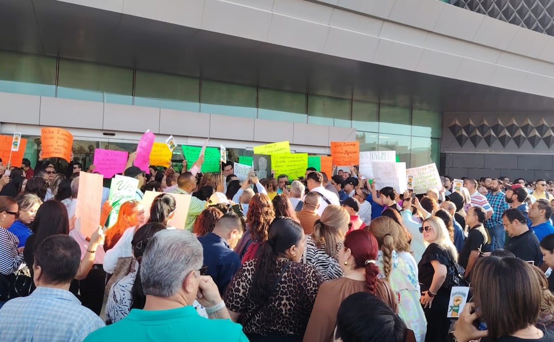 Los trabajadores llevaron pancartas que pegaron a la entrada de la presidencia. Foto: Especial