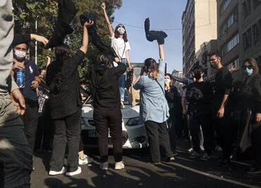 Envenenan a cientos de alumnas de colegios femeninos en Irán para obligarlos a cerrar