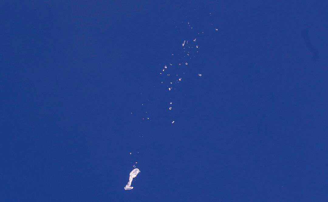 Restos de un globo de gran tamaño caen tras ser alcanzados por un misil de un avión de combate F-22 sobre el Océano Atlántico. Foto: Ilustrativa. AP