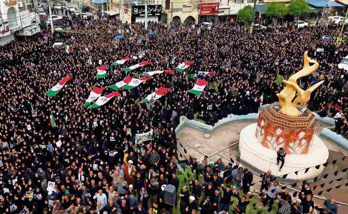 Centenares de personas despidieron ayer a 165 niñas, maestros y padres que murieron el sábado en un ataque a una escuela en Minab. Foto: EFE
