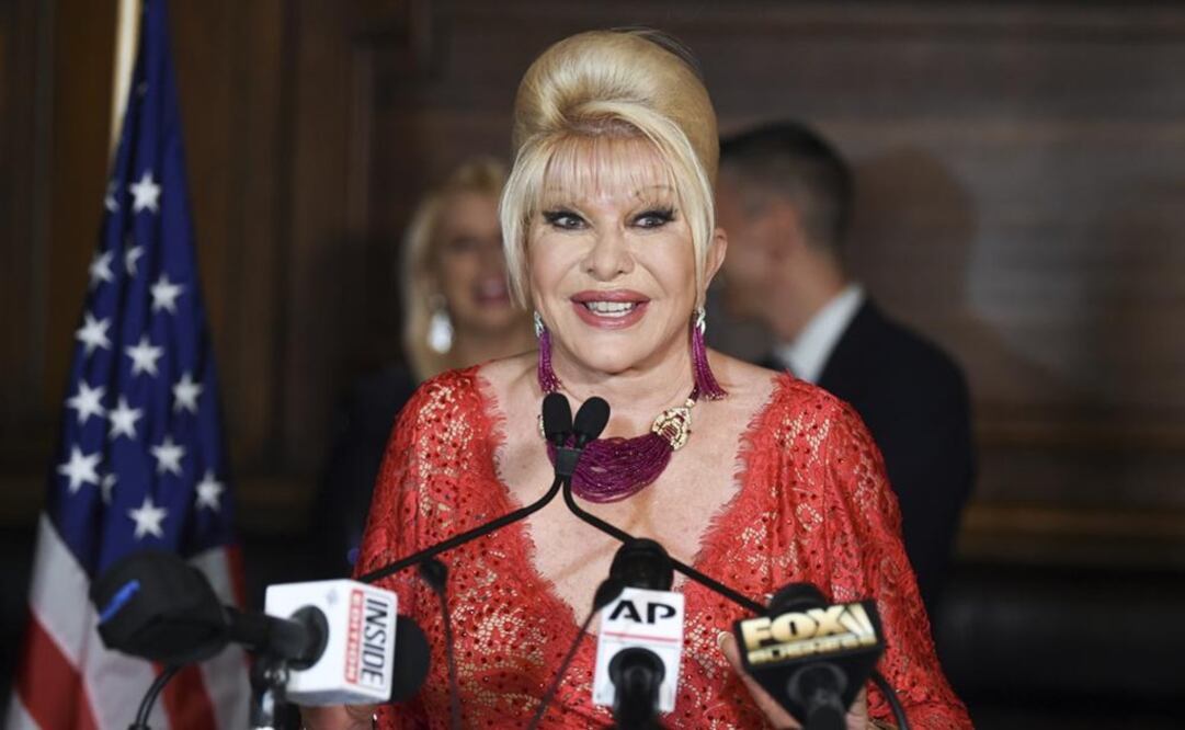 Ivana Trump posa antes de que la colección primavera 2008 de Baby Phat sea modelada durante la Semana de la Moda en Nueva York. Foto: AP