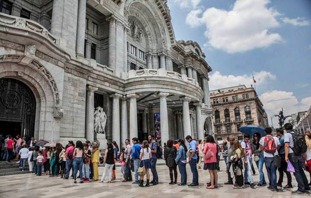 Largas filas de visitantes al Palacio de Bellas Artes se observan en los alrededores, para entrar a las exposiciones de los artistas Leonardo Da Vinci y Miguel Ángel que abrieron al público en general