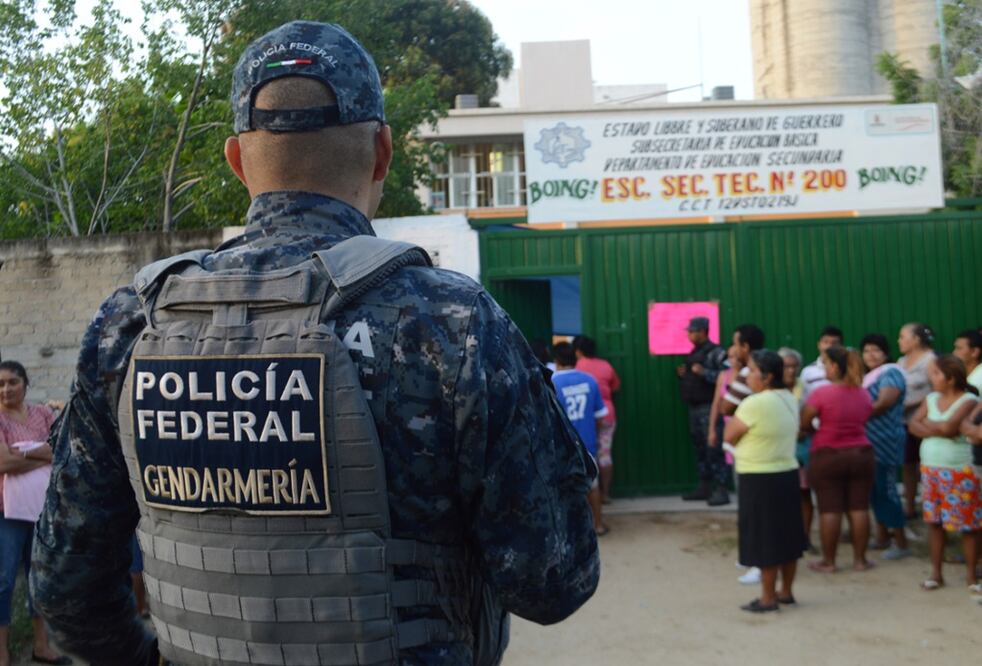 Por la mañana, en la secundaria Técnica 200, en la colonia Postal, José Luis González de la Vega Otero, secretario de Educación, puso en marcha el operativo policiaco para resguardar 120 planteles, sobre todo en esta temporada de entrega de aguinaldos. 