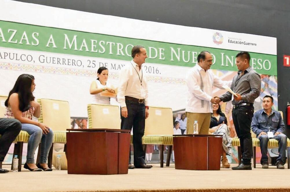 Astudillo manifestó que la sociedad guerrerense espera mucho de los profesores, porque entre todos tenemos que “levantar esta tierra maravillosa”