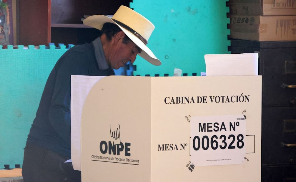 La falta de cédulas y ánforas impide votar a miles y desata acciones de la policía anticorrupción. (12/04/26) Foto: AFP