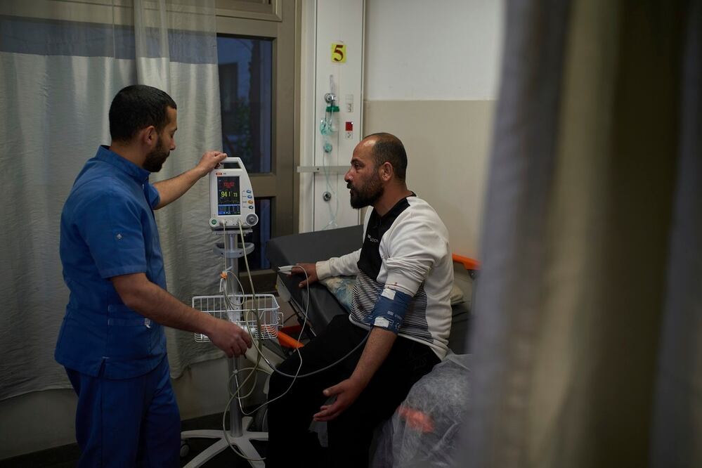 Hamdan Ballal, codirector del documental "No Other Land", que obtuvo un Oscar, es atendido en un hospital en Hebrón, un día después de ser atacado por colonos judíos en la localidad de Susiya, en Masafer Yatta. FOTO: LEO CORREA. AP