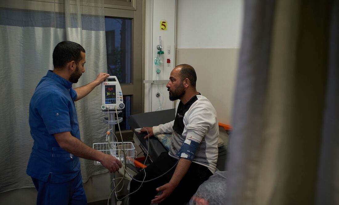 Hamdan Ballal, codirector del documental "No Other Land", que obtuvo un Oscar, es atendido en un hospital en Hebrón, un día después de ser atacado por colonos judíos en la localidad de Susiya, en Masafer Yatta. FOTO: LEO CORREA. AP