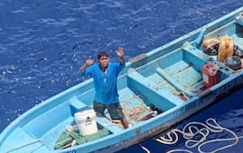 "¡Está vivo!" Rescatan a pescador mexicano tras una semana a la deriva en el Pacífico 