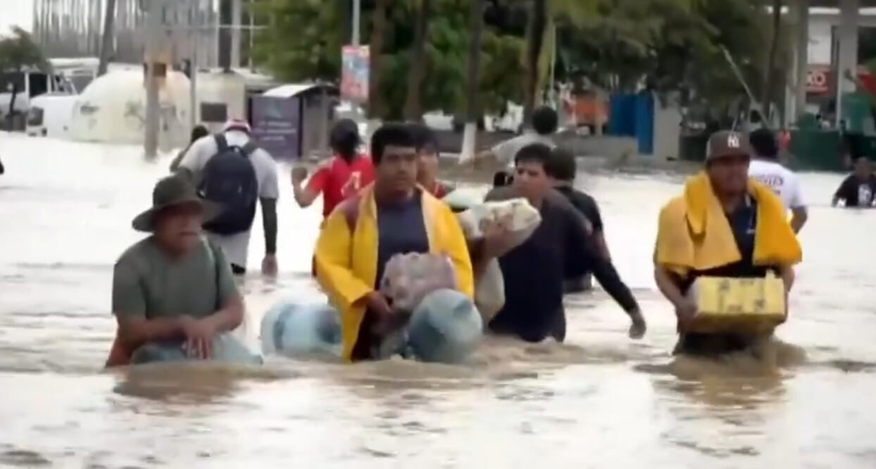 Con el agua hasta las rodillas, gente aprovecha contingencia del Huracán John saqueando tiendas en Acapulco. Foto tomada de video