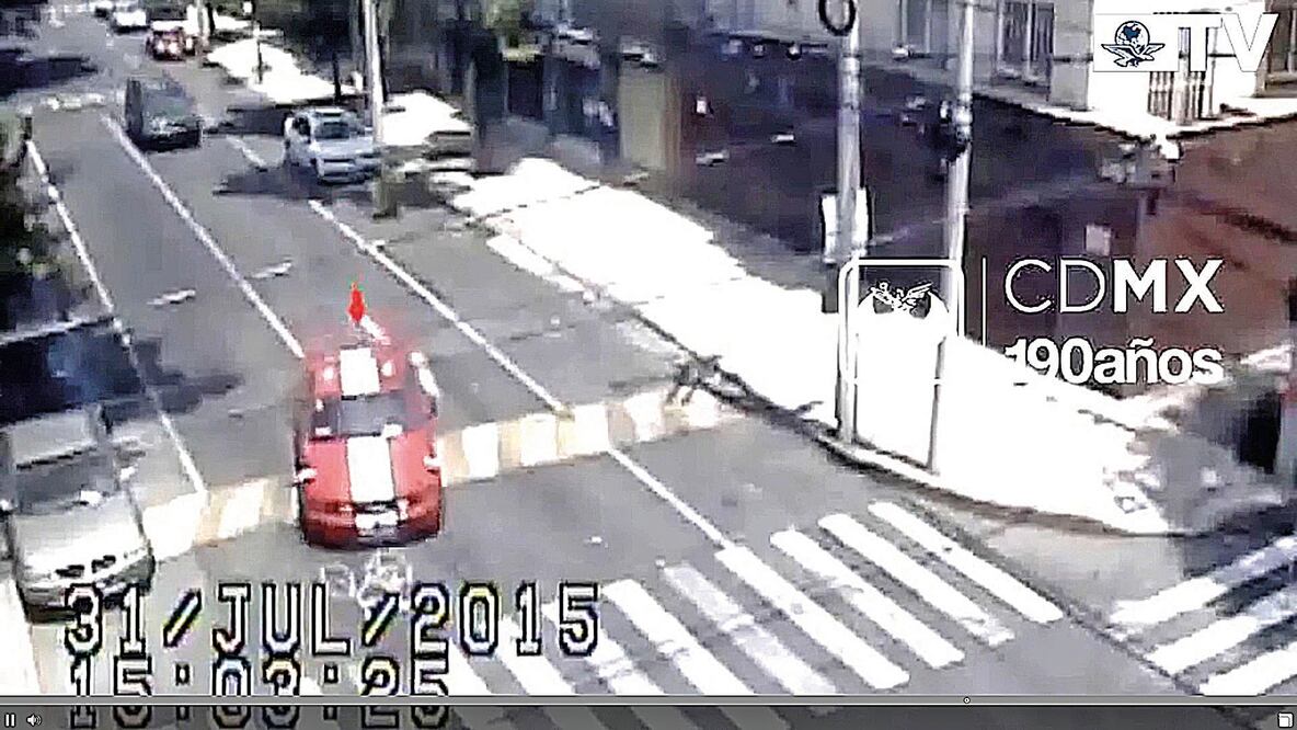 Los asesinos se fueron del lugar en el automóvil Mustang Shelby, color rojo. Se informó que el automóvil está a nombre de Sergio Cervantes Conde, pero hace año y medio lo vendió (Especial)