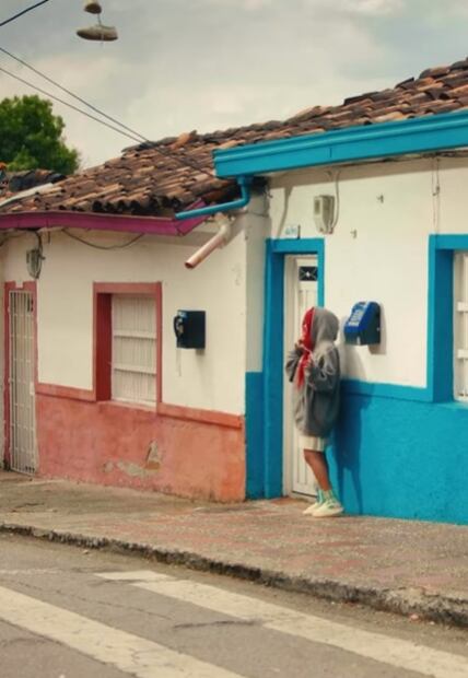 Karol G anuncia canción “Mañana será bonito” con video junto a Iker, niño viral de TikTok