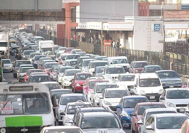 Este martes 21 de enero no circulan autos con engomado rosa