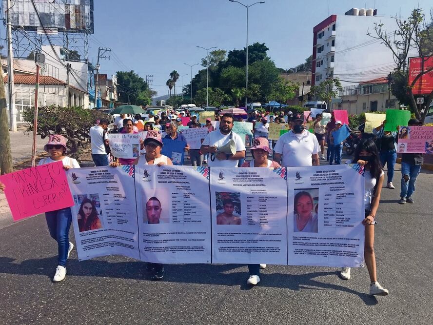 Unas 100 personas marcharon por desaparición de familiares, Foto: Arturo de Dios Palma