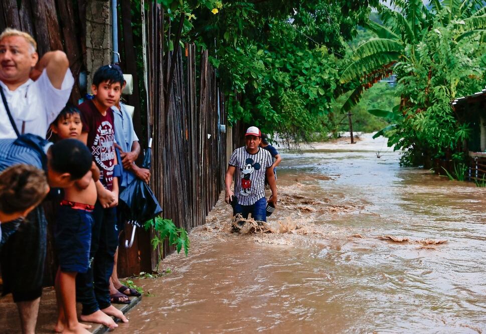 En Tecpan, además de la anegación en la comunidad, la tormenta Max dejó dos muertos. Foto: EFE