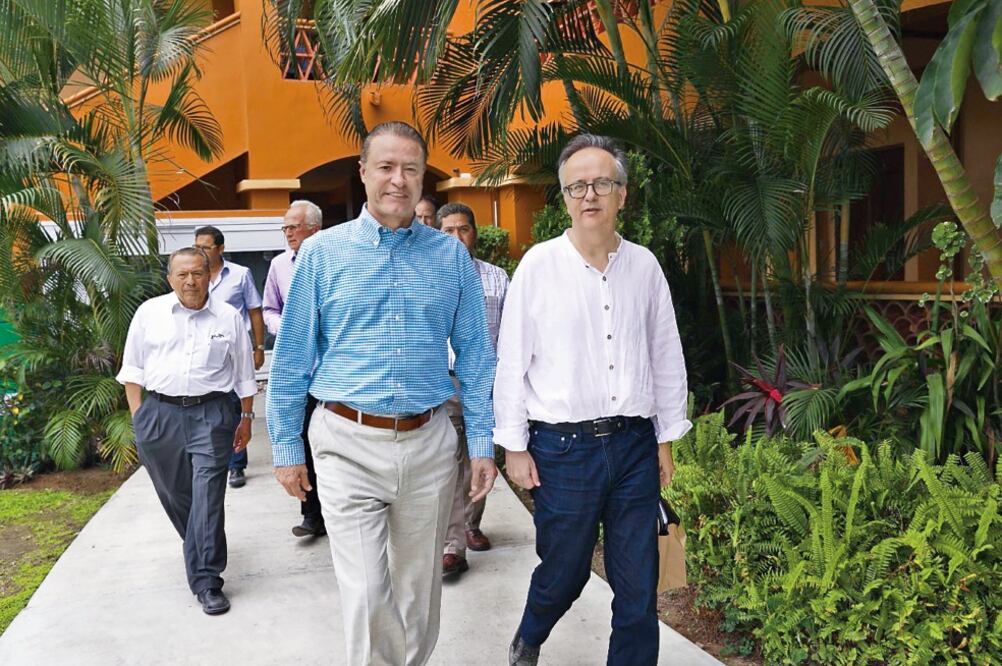 El gobernador Quirino Ordaz Coppel (centro) señaló que Mazatlán se ha puesto en la mente del grupo Barceló, del empresario Simón Pedro Barceló (derecha)