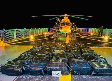 Aseguran más de 4 mil kilos de cocaína, 5 mil litros de combustible y a 11 personas frente a costas del Pacífico