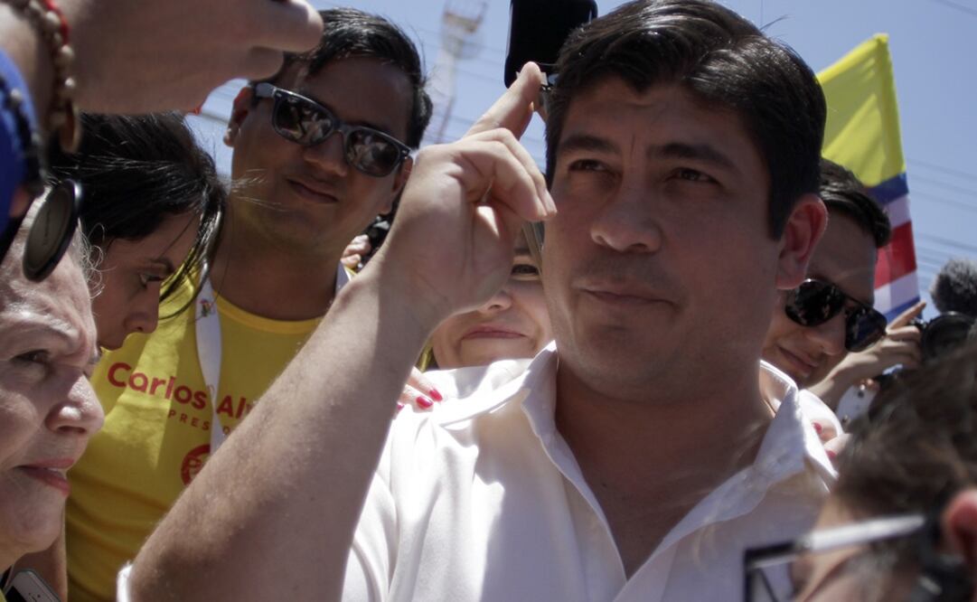 El candidato presidencial Carlos Alvarado saluda a sus simpatizantes después de emitir su voto, en San José. FOTO: Xinhua