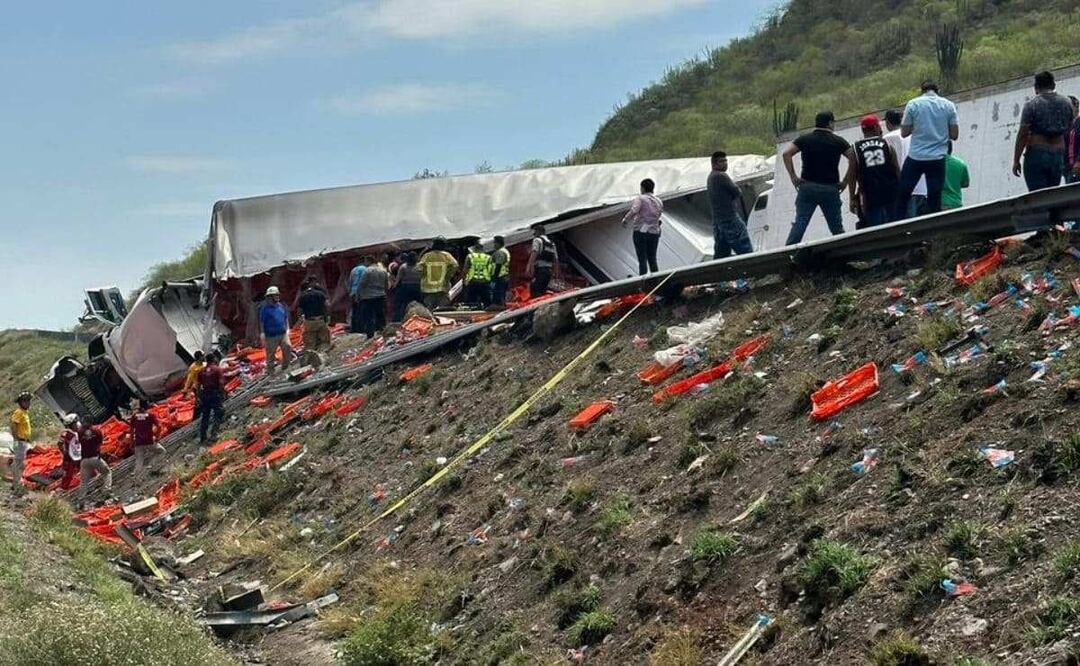La Guardia Nacional y la Policía Municipal de Ahome tuvo que retirar del área del accidente de un tráiler cargado con cajas de galletas. Foto: Especial