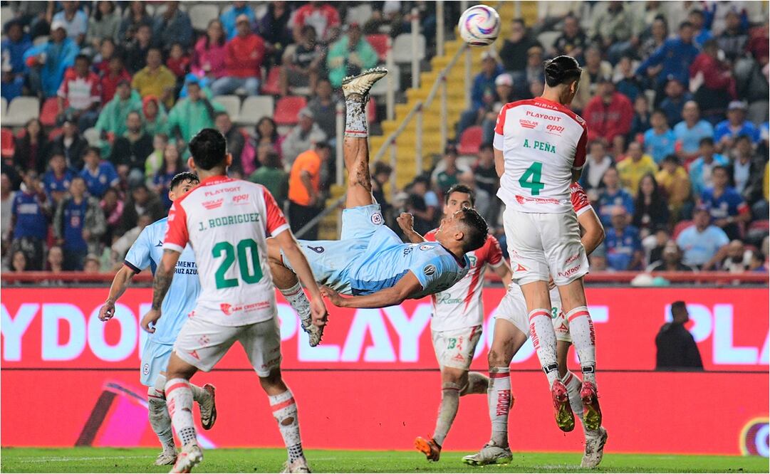Ángel Sepúlveda anotó un golazo de chilena en el estadio Victoria