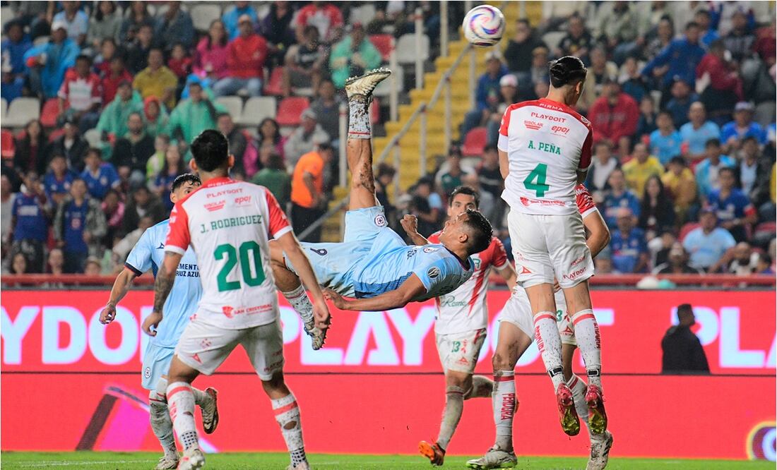Ángel Sepúlveda anotó un golazo de chilena en el estadio Victoria