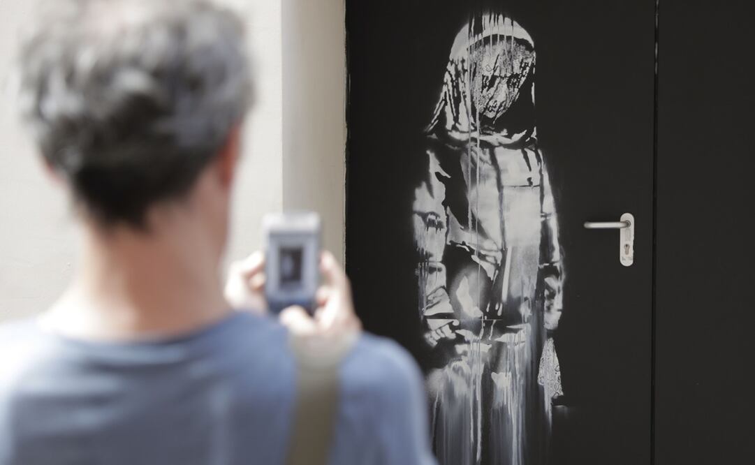 La obra de Banksy estaba pintada sobre una de las salidas de emergencia del Bataclan en París. Foto: Thomas SAMSON / AFP