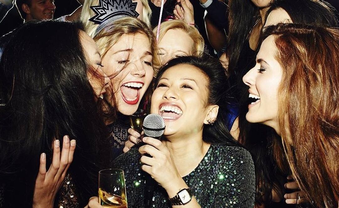 La palabra karaoke traducida literalmente del japonés significa 'orquesta vacía', música sin ninguna pista vocal. Foto: Getty Images