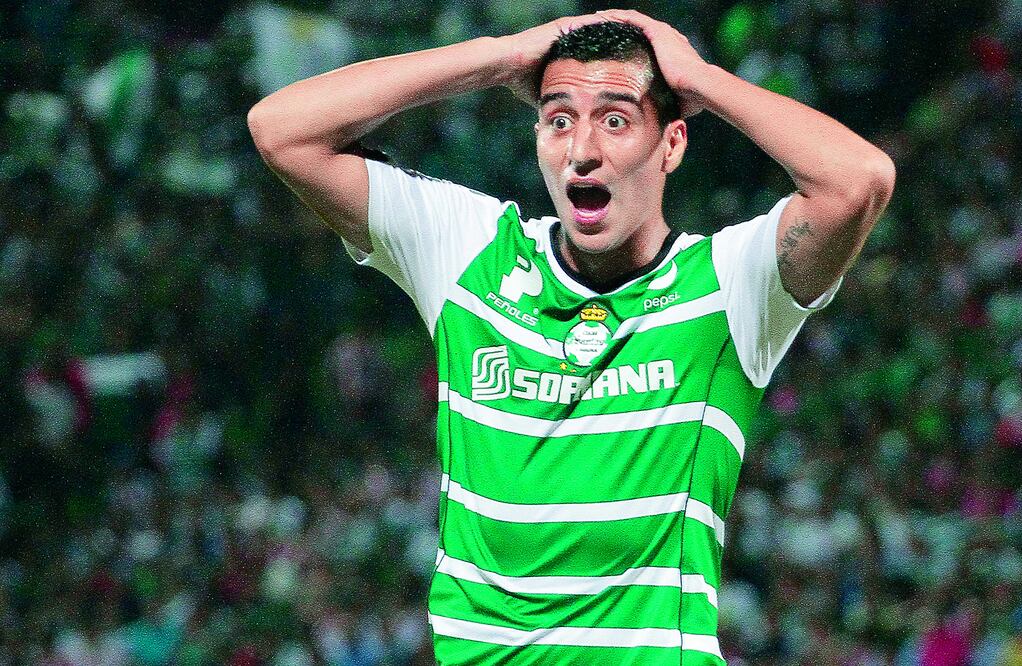 El volante Diego "Pulpo" González quedó estupefacto con una oportunidad de gol de los Guerreros, que fue hábilmente nulificada por el portero rojiblanco; la moneda está en el aire hasta el domingo (MANUEL GUADARRAMA / IMAGO7)