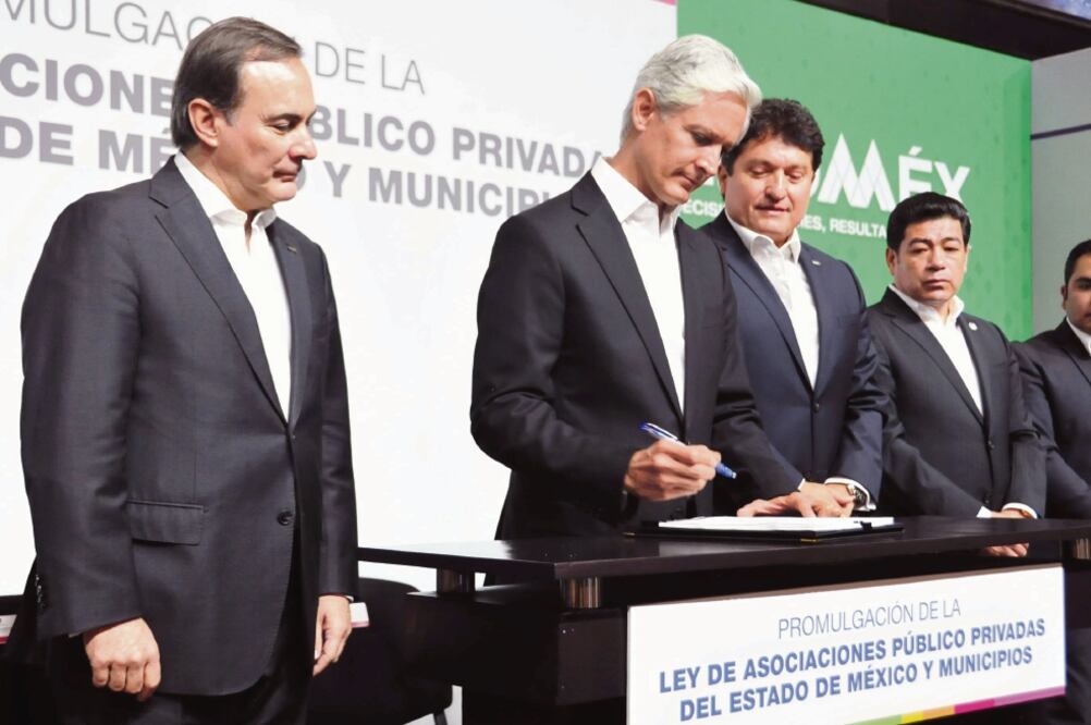 Mejoras. La firma del convenio se celebró en el Salón del Pueblo de Palacio de Gobierno, en Toluca. (ESPECIAL)