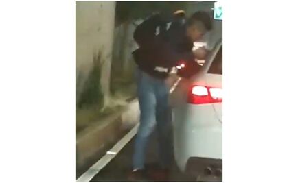 Captan en video asalto en 30 segundos a conductor de Audi sobre Periférico Sur