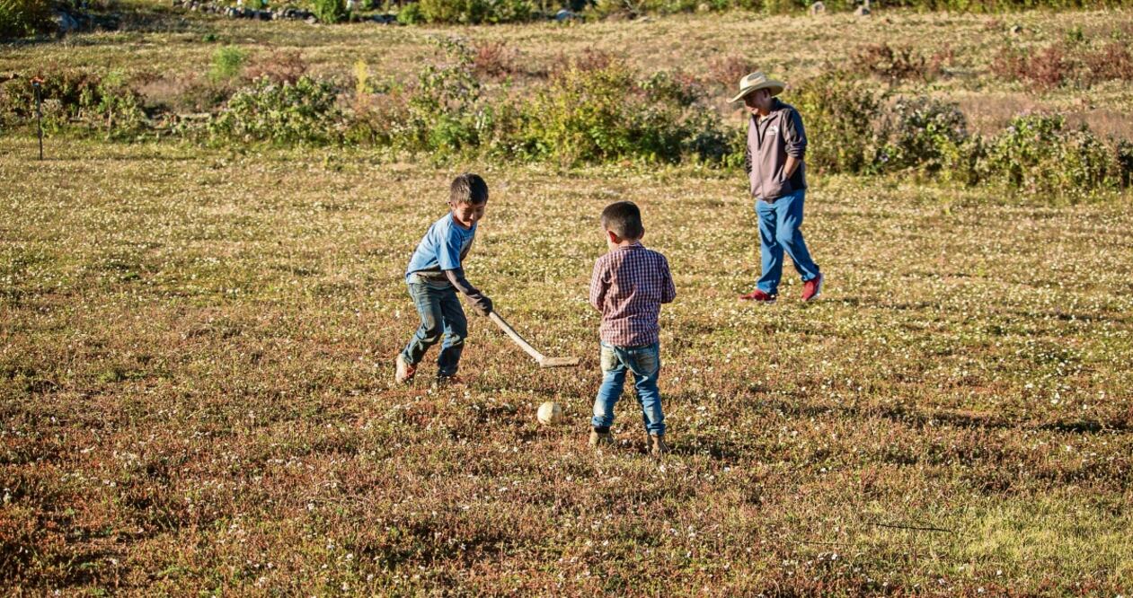 A finales del los años 90, docentes de la zona escolar de San Juan Mixtepec, rescataron este juego ancestral. Foto: Juana García