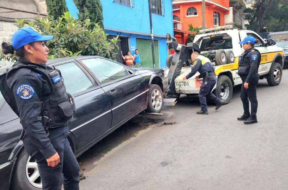 La alcaldía informó que en tres años, se han retirado de la vía pública 942 vehículos abandonados. (Foto: especial)